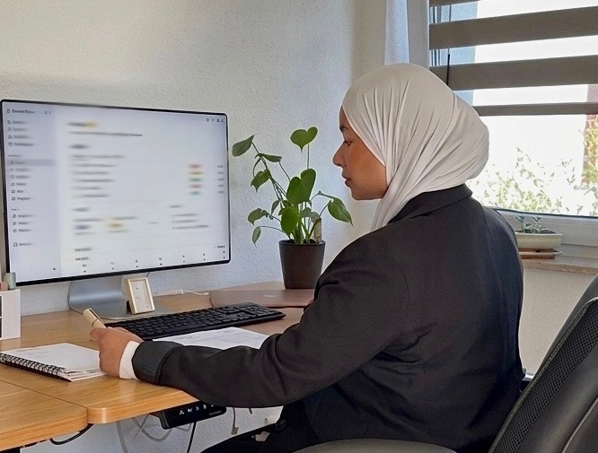 Chaima Özhan – Virtuelle Assistentin